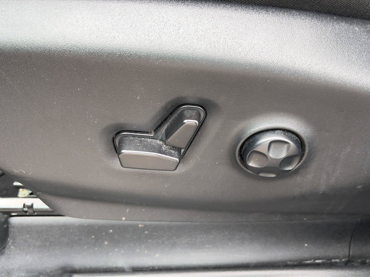 Used 2025 Chrysler Pacifica Limited FWD image 9