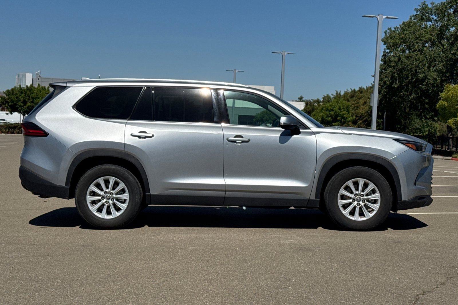 Used 2025 Toyota Grand Highlander AWD image 3