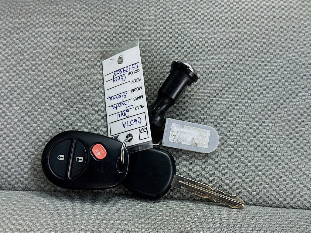 Used 2014 Toyota Sienna L FWD image 32