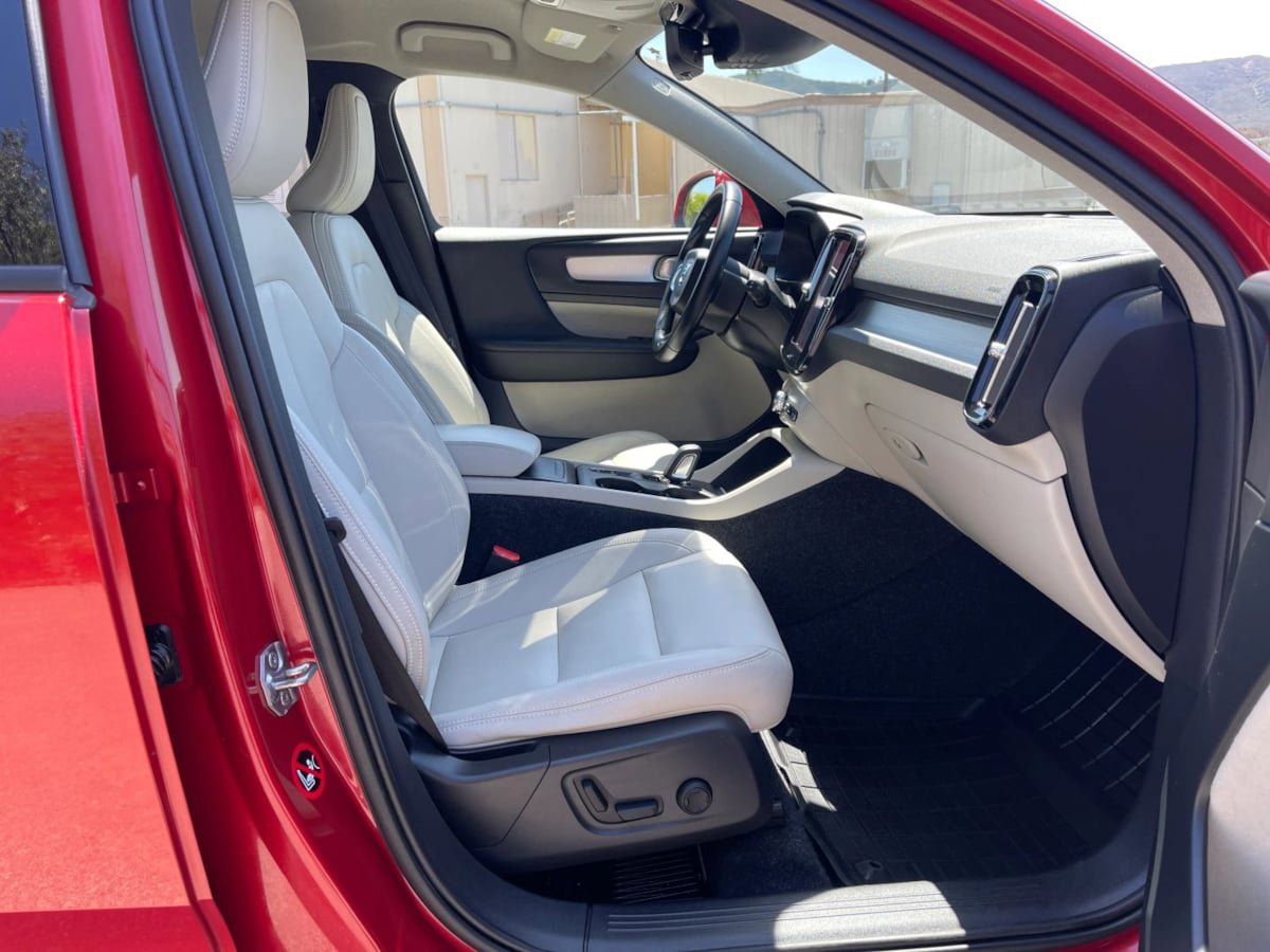 Used 2019 Volvo XC40 T4 Momentum FWD image 23