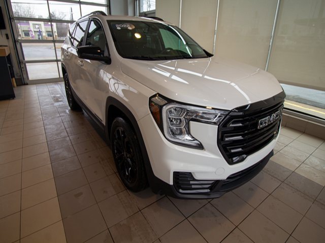 Used 2022 GMC Terrain SLE w/ Driver Convenience Package image 4