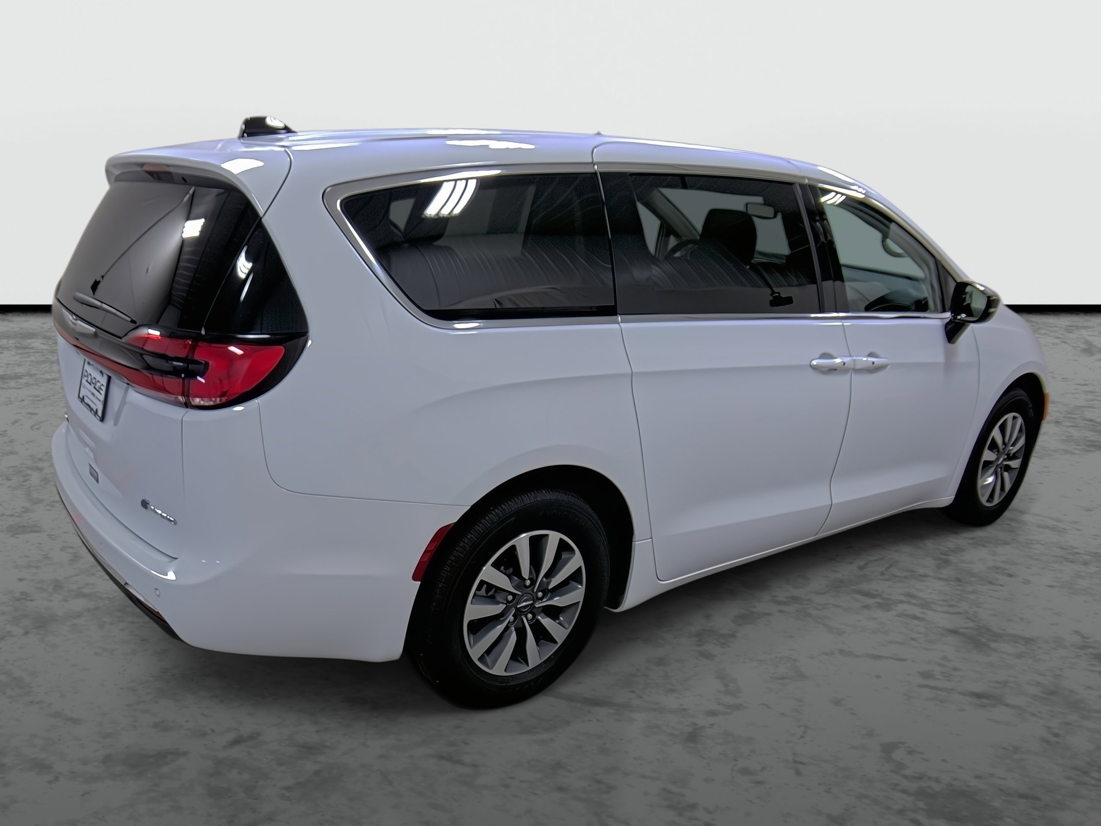 Used 2024 Chrysler Pacifica Select image 4