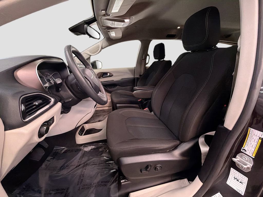 Used 2023 Chrysler Voyager LX image 19