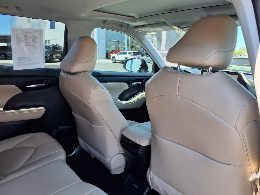 Used 2023 Toyota Highlander XLE image 22