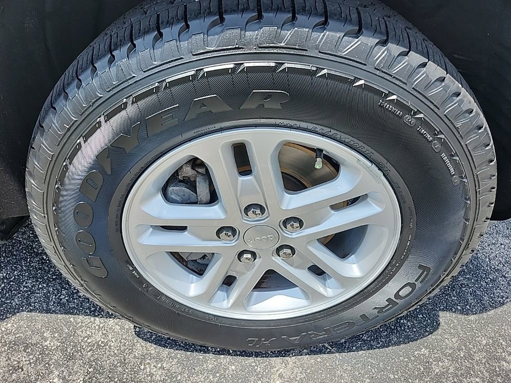 Certified 2023 Jeep Grand Cherokee Laredo image 13