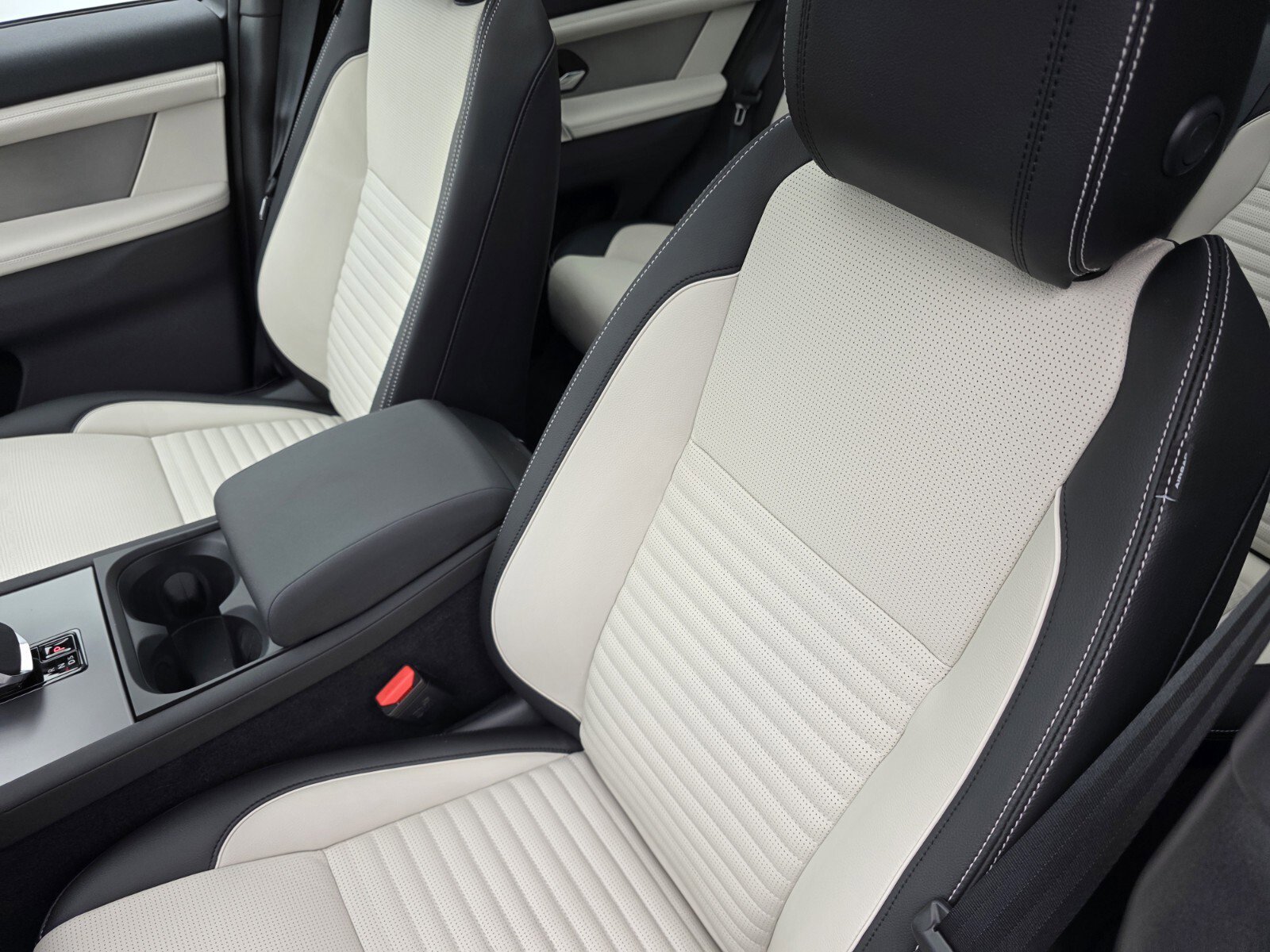 New 2026 Land Rover Discovery Sport Landmark AWD/4WD image 11