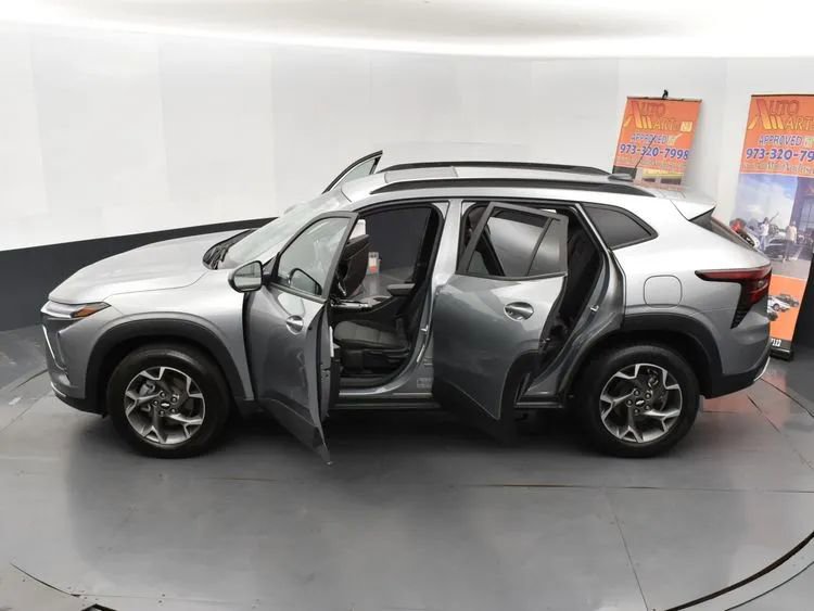 Used 2024 Chevrolet Trax LT w/ Sunroof Package image 7