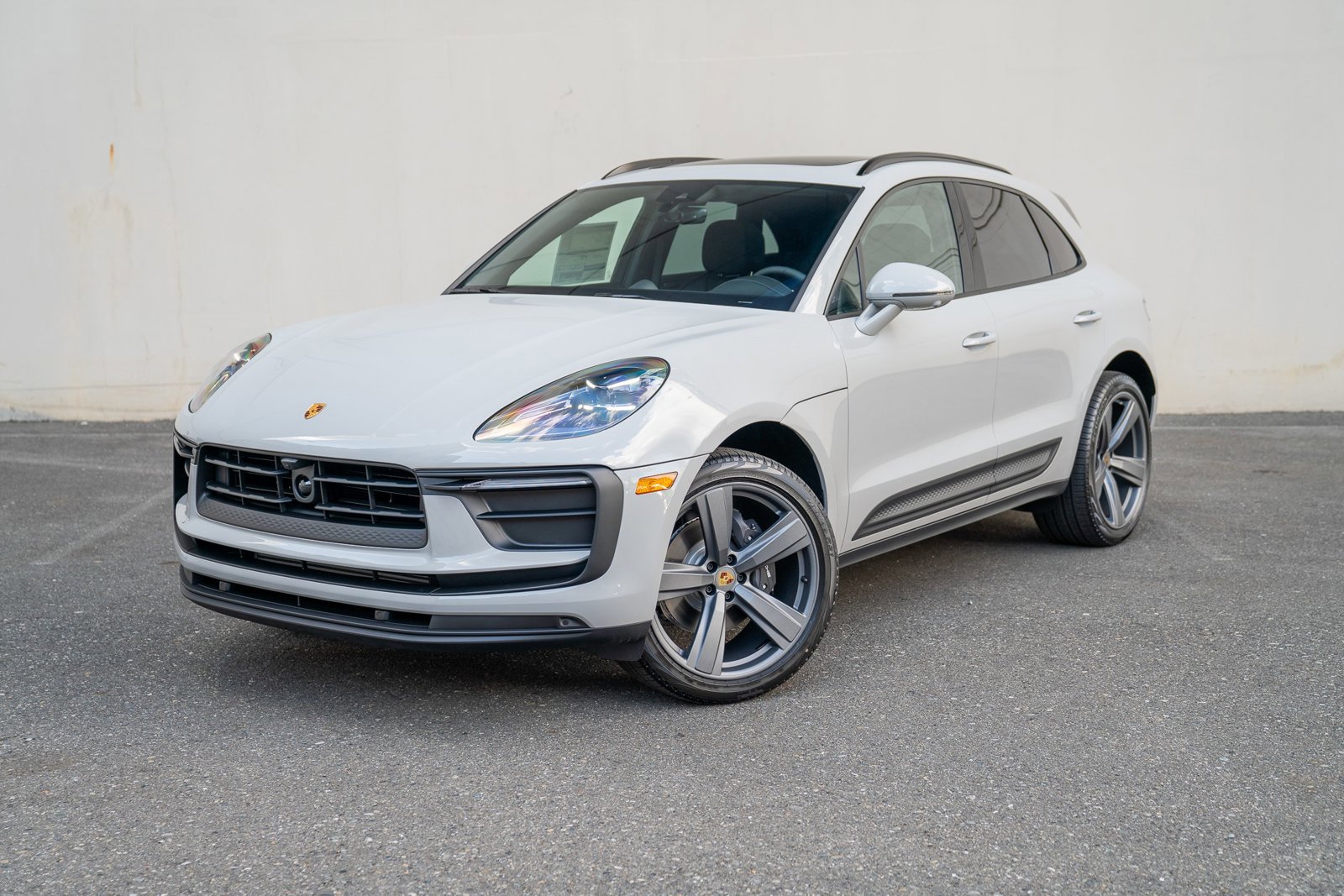 Certified 2025 Porsche Macan image 1