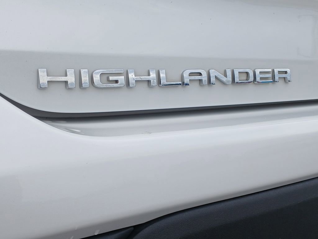 Used 2024 Toyota Highlander LE FWD image 33