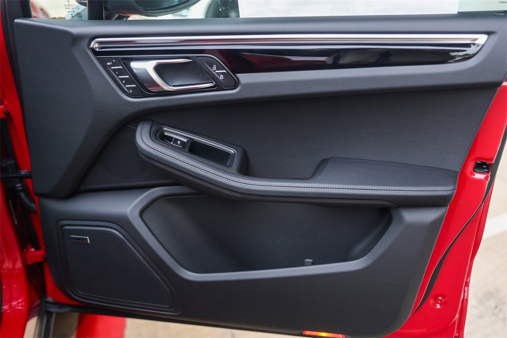 Certified 2025 Porsche Macan Turbo image 28