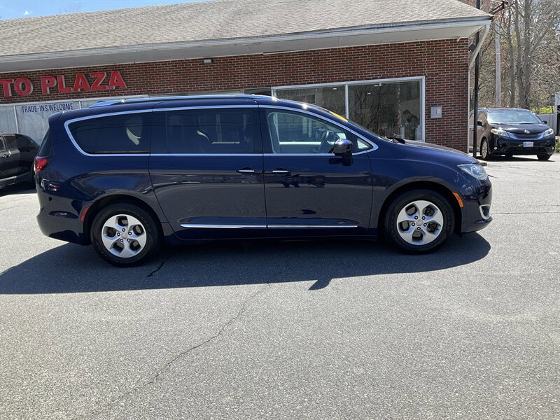 Used 2017 Chrysler Pacifica Touring-L Plus FWD image 4