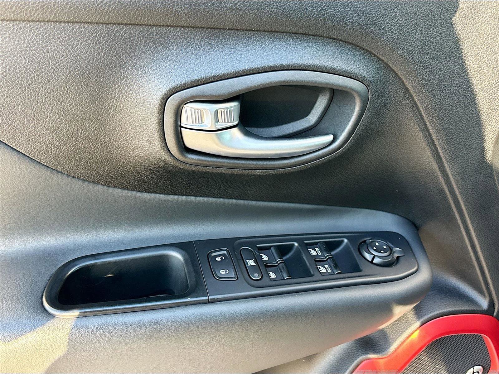 Used 2018 Jeep Renegade Trailhawk image 21