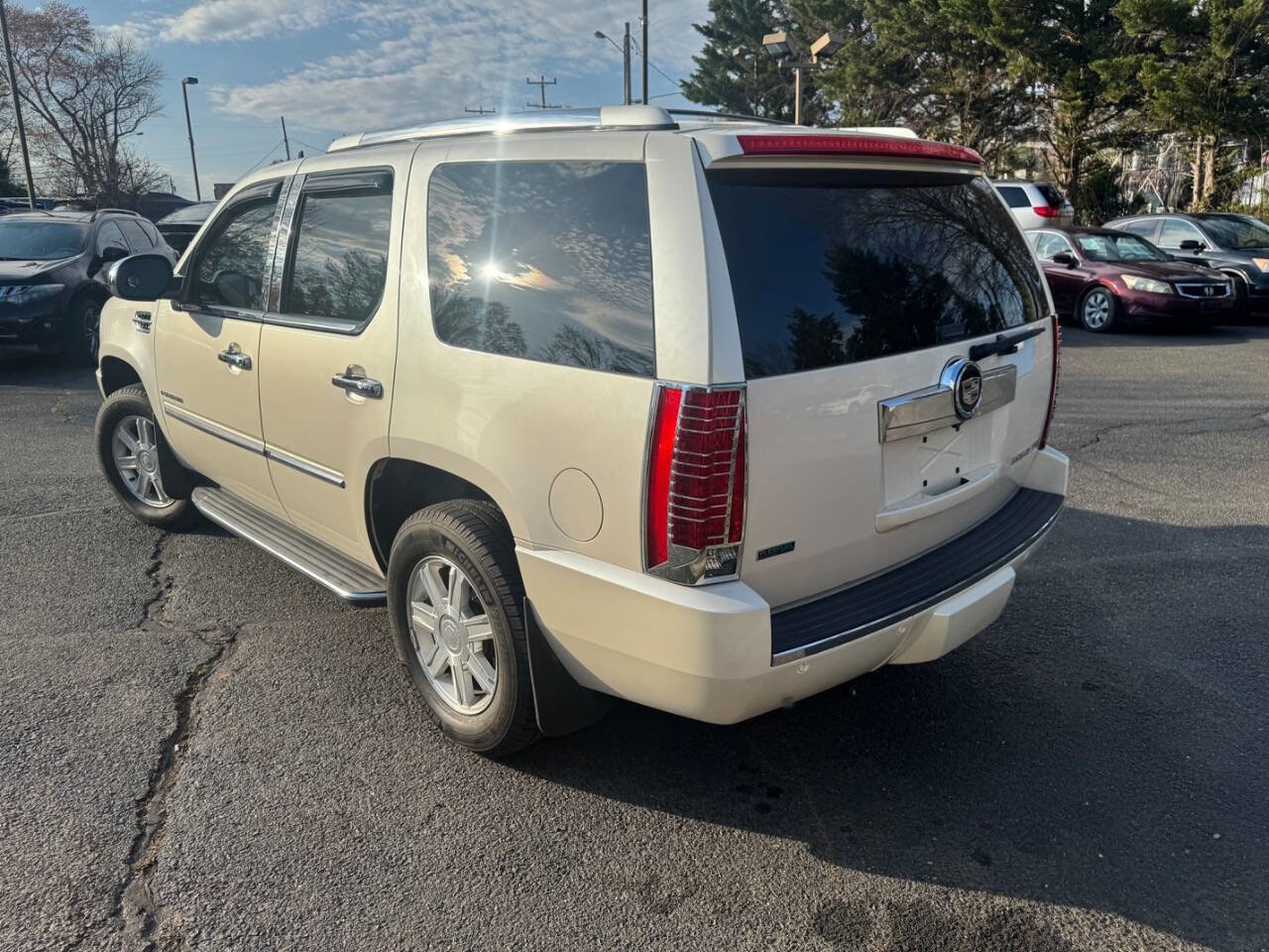 Used 2010 Cadillac Escalade 2WD image 5