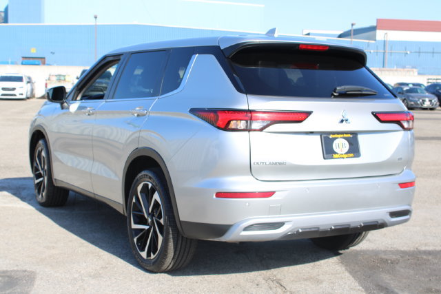 Used 2024 Mitsubishi Outlander SE AWD/4WD image 3