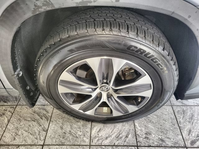 Used 2021 Toyota Highlander XLE AWD/4WD image 10