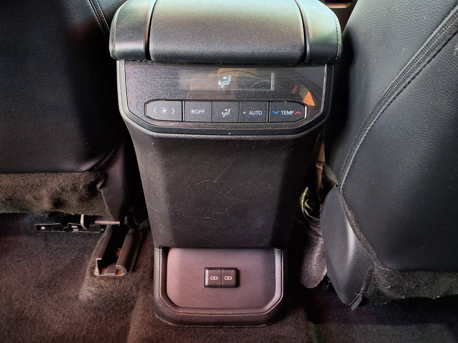 Used 2024 Toyota Highlander XLE FWD image 14