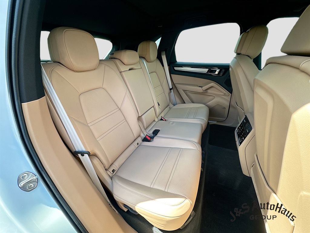 Used 2022 Porsche Cayenne Platinum Edition AWD/4WD image 33