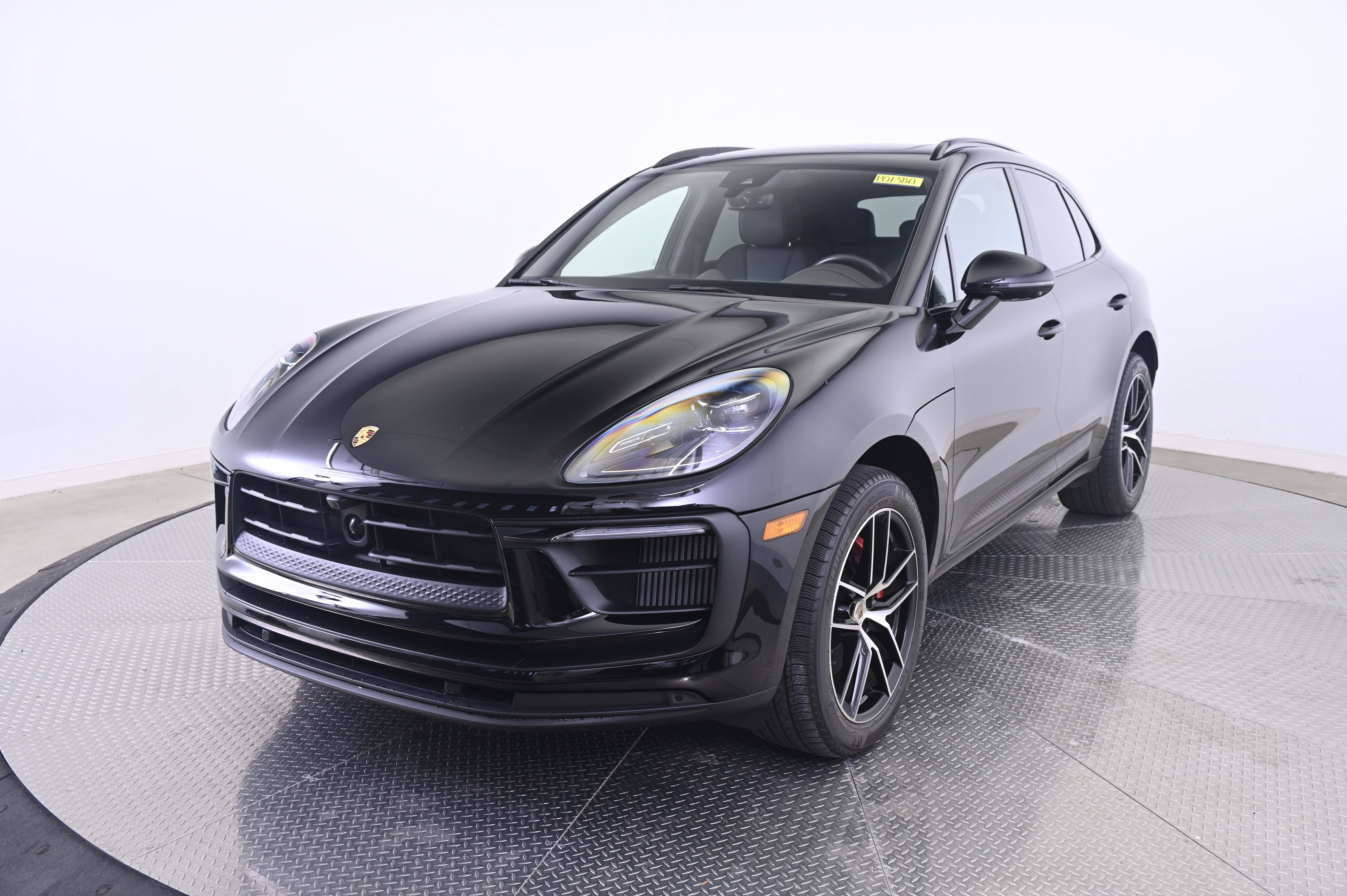 Certified 2024 Porsche Macan S AWD/4WD image 1