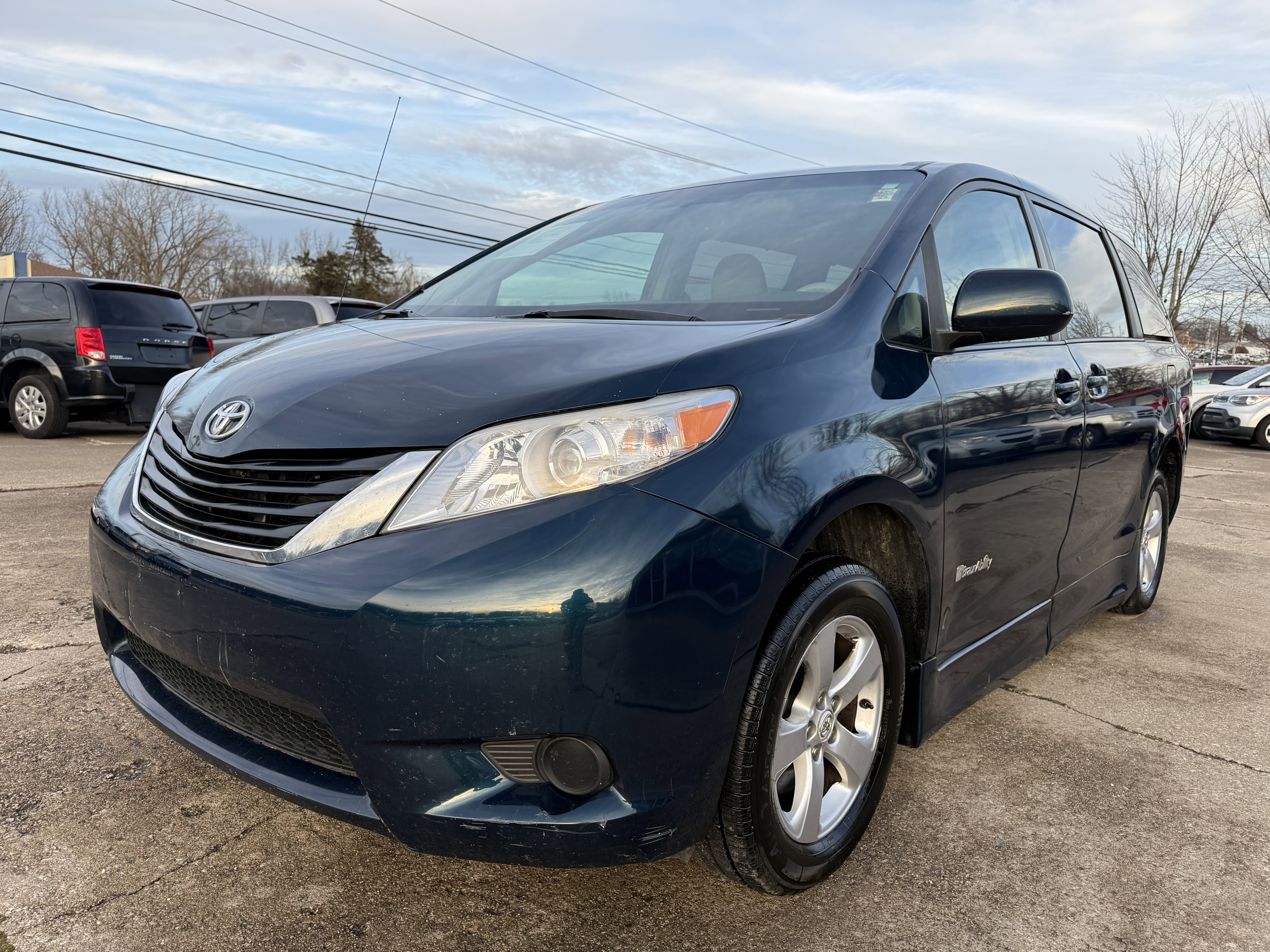Used 2011 Toyota Sienna LE image 2