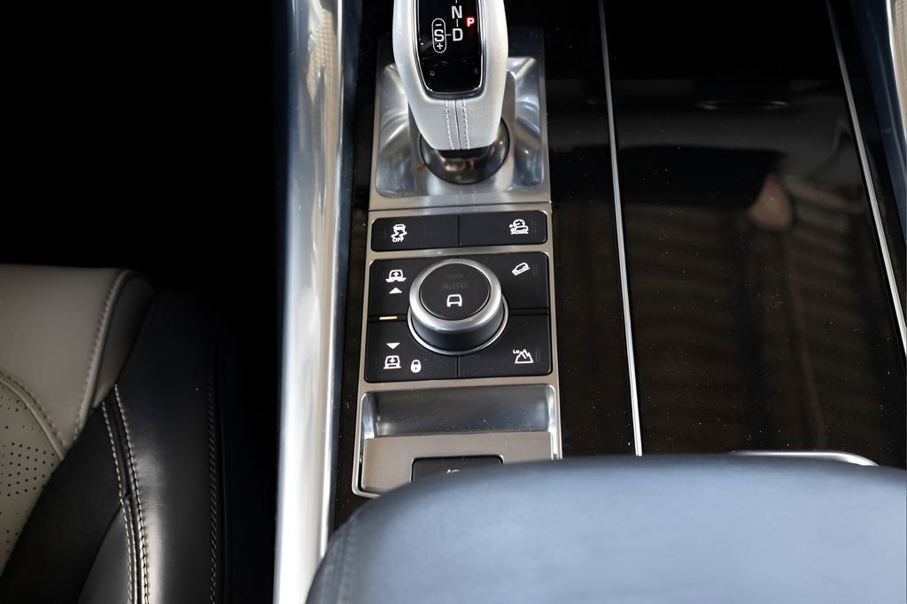 Used 2020 Land Rover Range Rover Sport SVR image 35