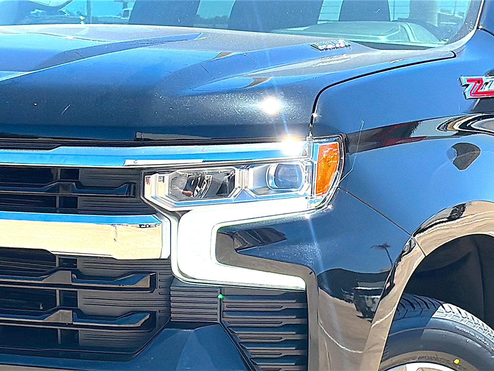 Used 2023 Chevrolet Silverado 1500 LT w/ Z71 Off-Road Package AWD/4WD image 4