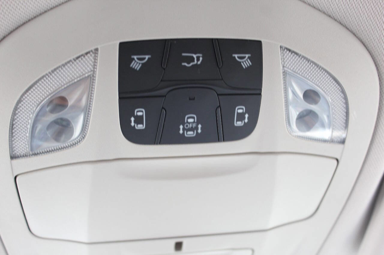 Used 2018 Chrysler Pacifica Touring-L Plus FWD image 34