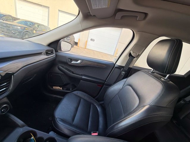 Used 2020 Ford Escape Titanium w/ Titanium Premium Package 2.0 AWD/4WD image 31