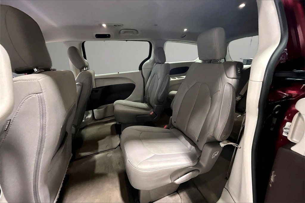 Used 2021 Chrysler Pacifica Touring image 22