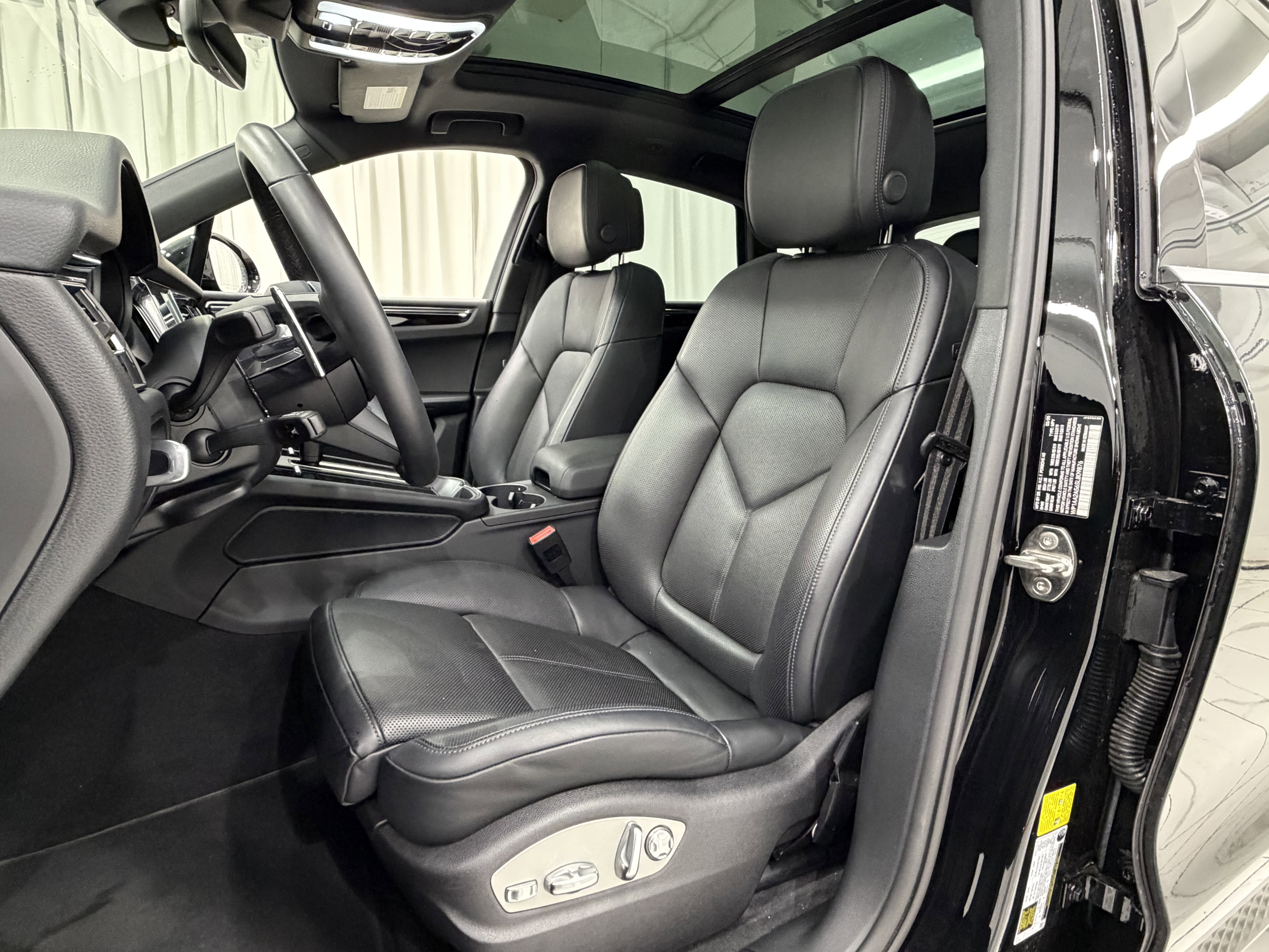 Certified 2025 Porsche Macan image 29