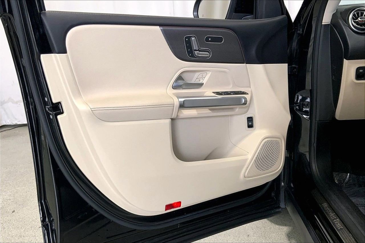Used 2020 Mercedes-Benz GLB 250 w/ Premium Package image 25