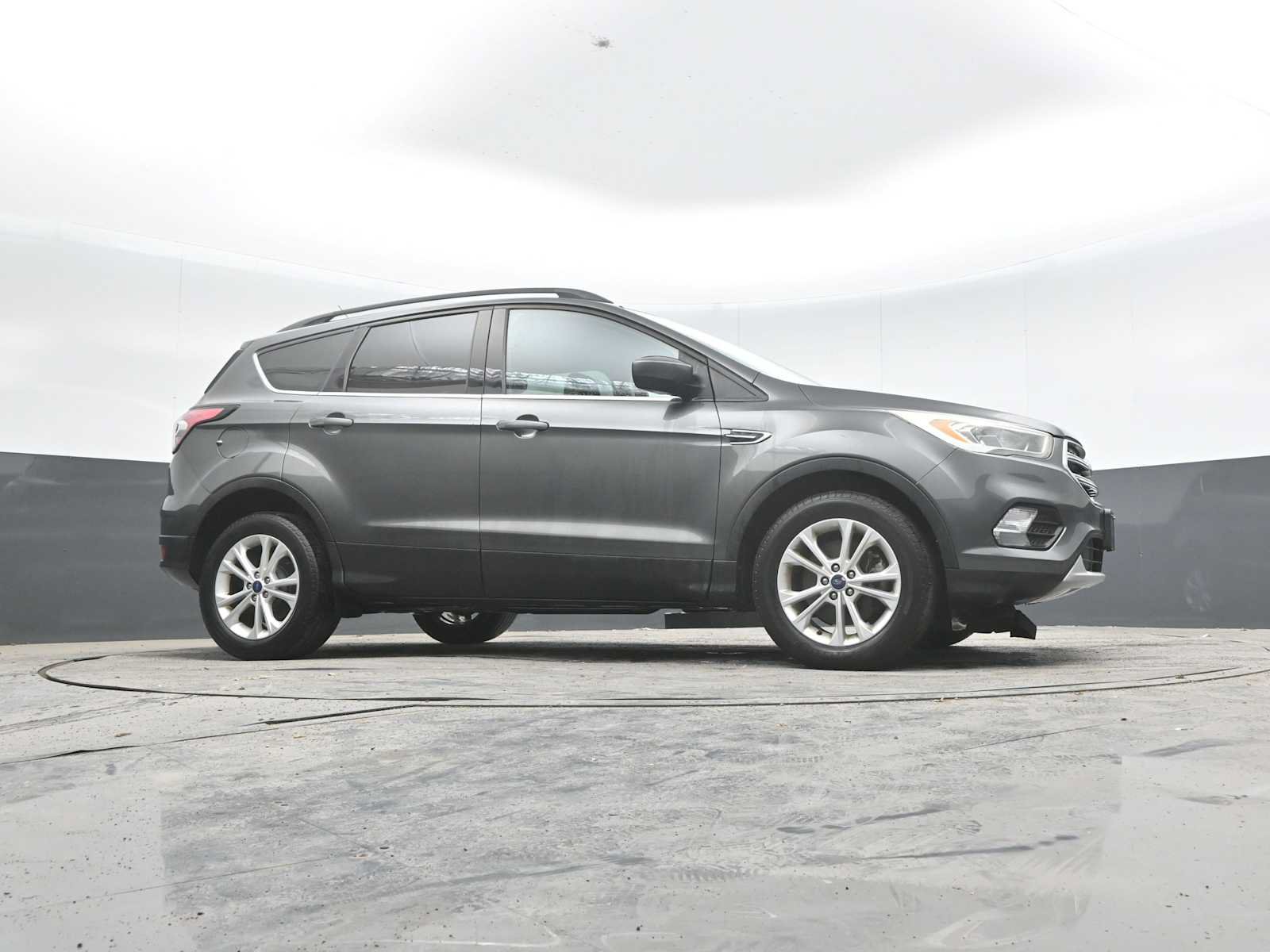 Used 2017 Ford Escape SE w/ Equipment Group 201A AWD/4WD image 29