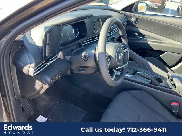 New 2025 Hyundai Elantra SE image 18