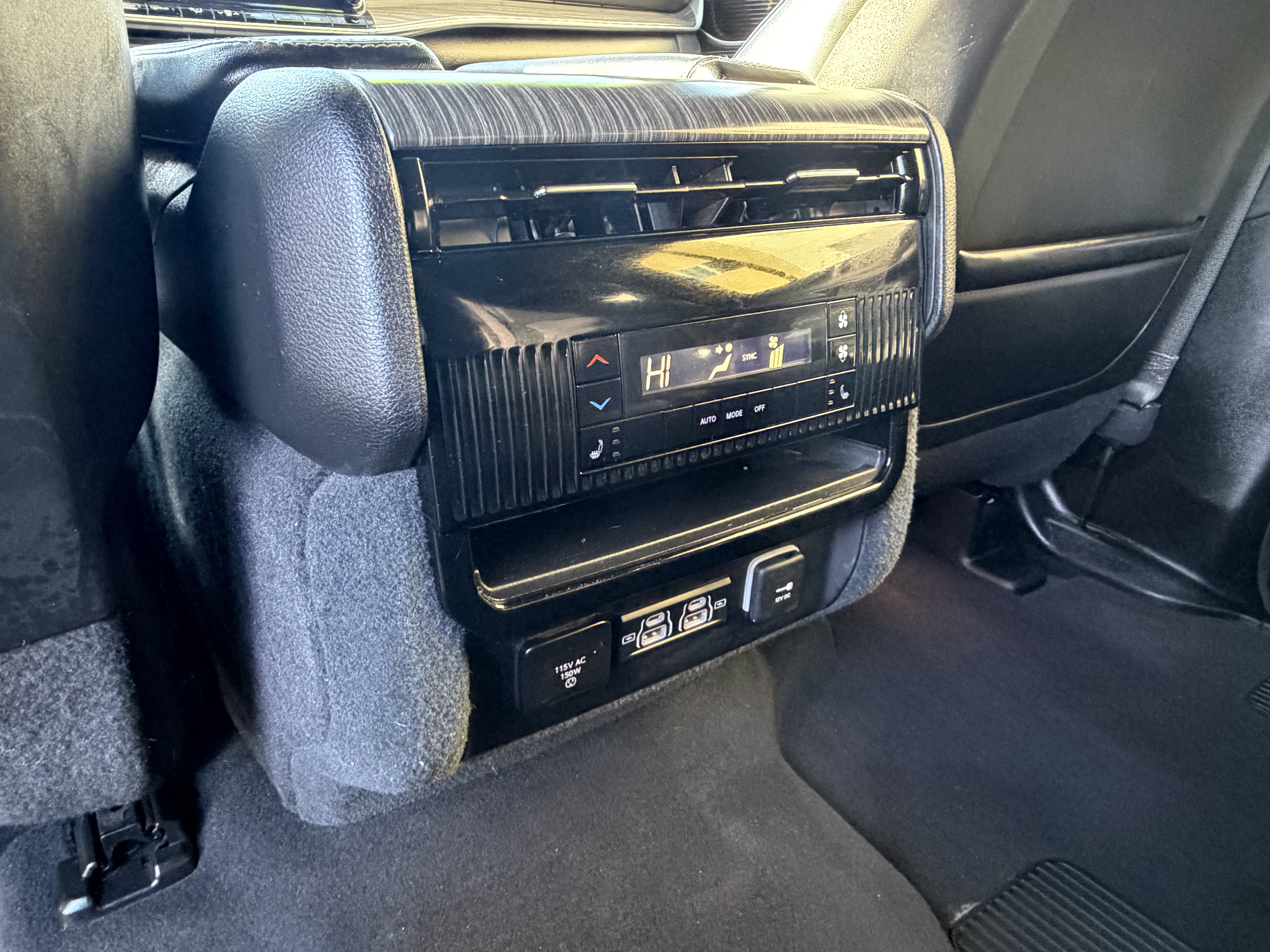 Certified 2024 Jeep Wagoneer Series II w/ Flexible Seating Group RWD image 32