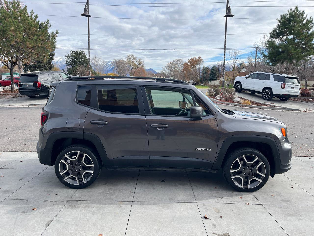 Used 2021 Jeep Renegade Latitude w/ Luxury Group I AWD/4WD image 3