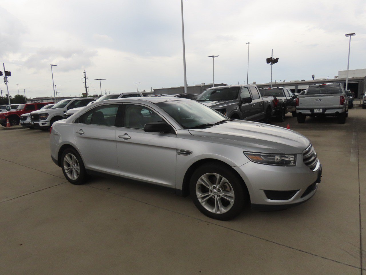 Used 2017 Ford Taurus SE FWD image 7