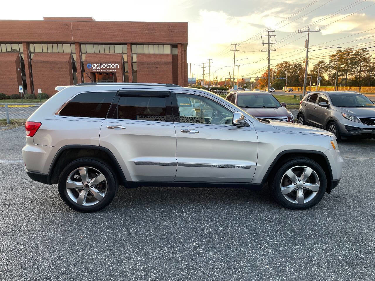 Used 2013 Jeep Grand Cherokee Limited w/ Advance Technology Group image 8