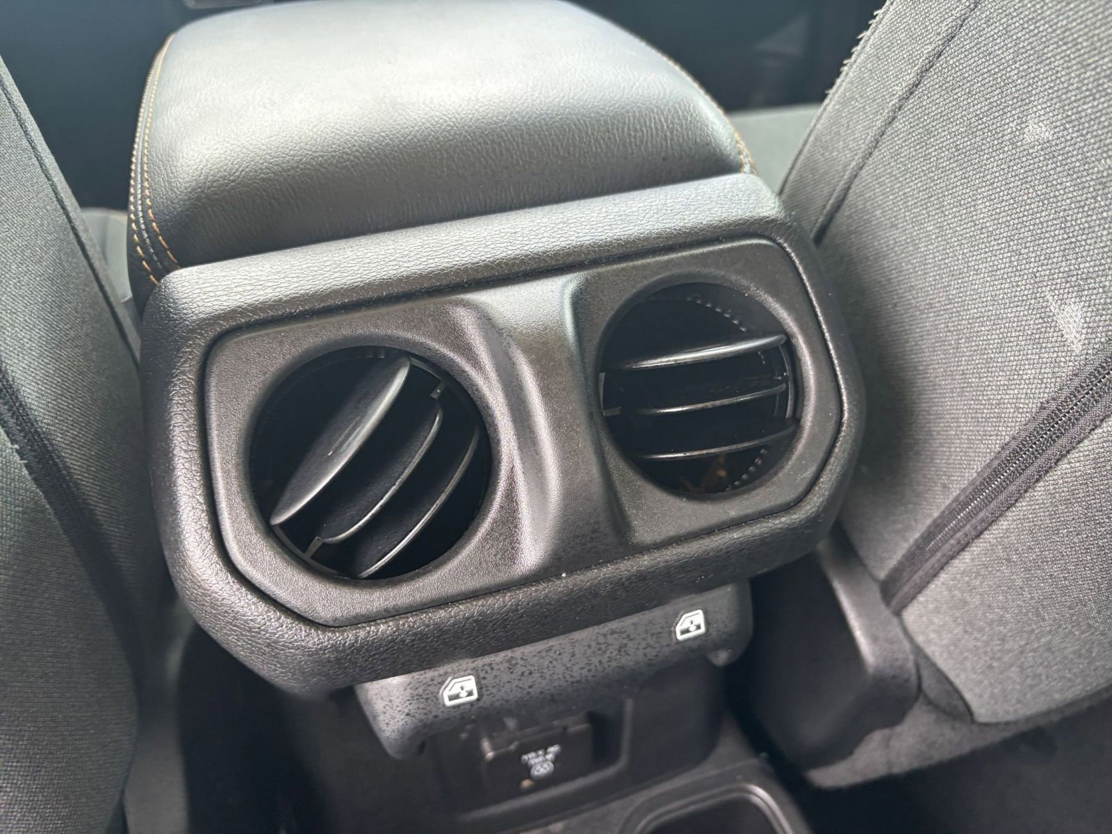 Used 2025 Jeep Wrangler Sahara image 23