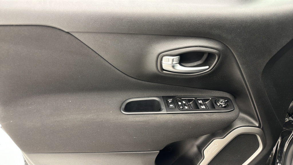 Used 2021 Jeep Renegade Latitude AWD/4WD image 13