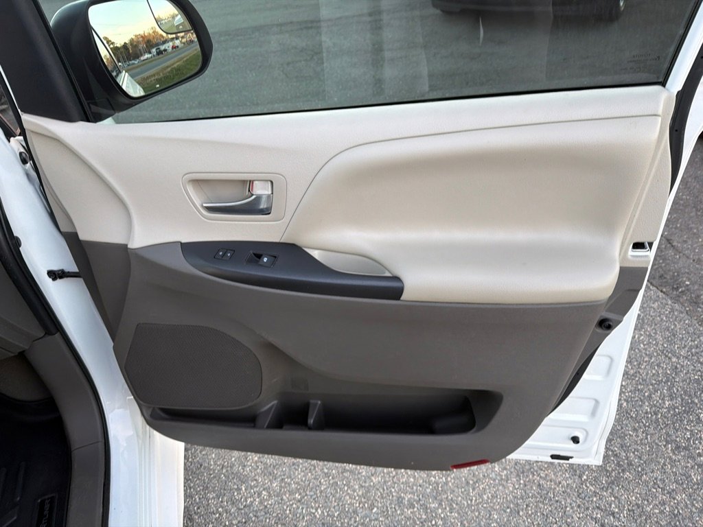 Used 2020 Toyota Sienna LE image 37
