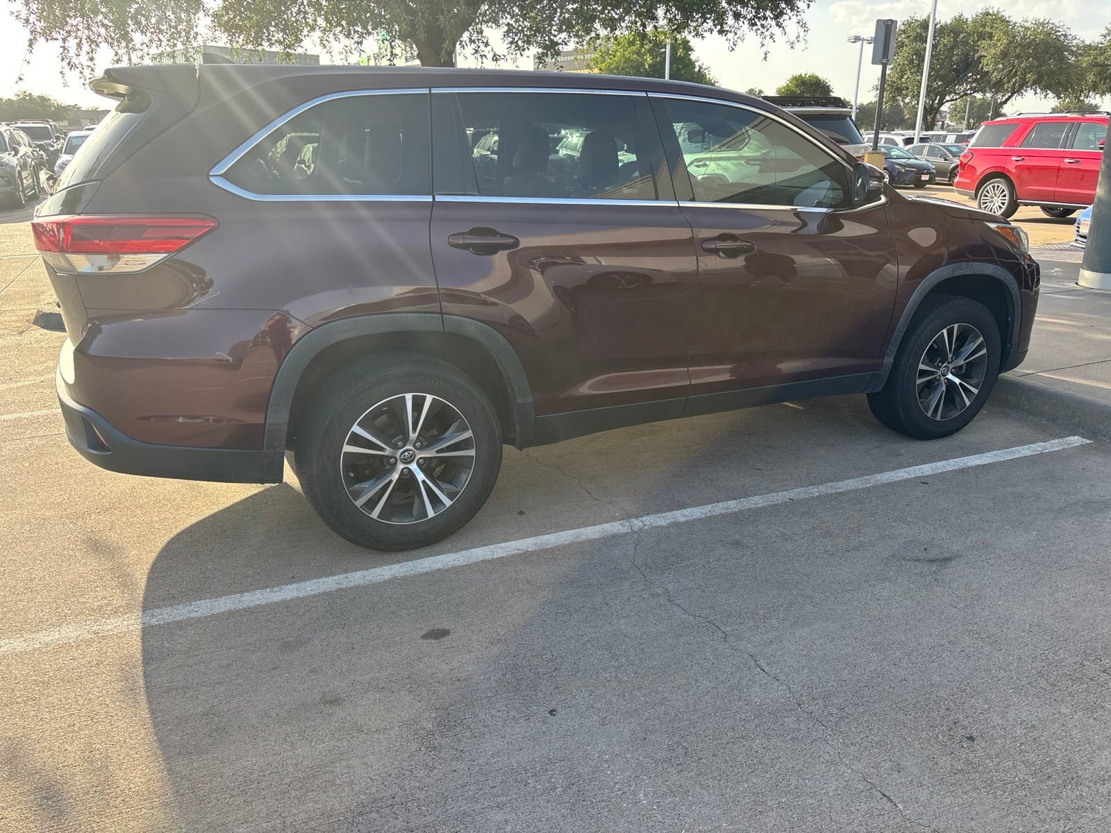 Used 2019 Toyota Highlander Plus FWD image 5