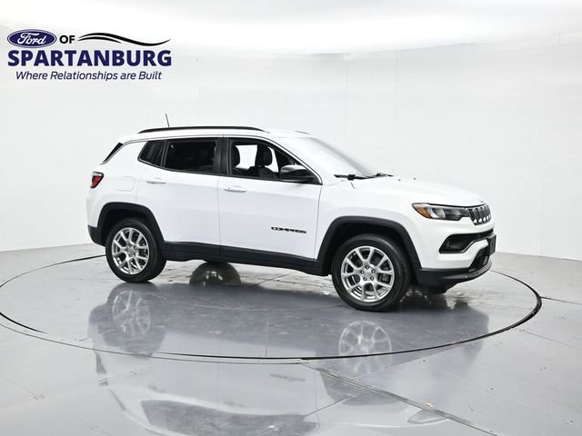 Used 2023 Jeep Compass Latitude AWD/4WD image 3