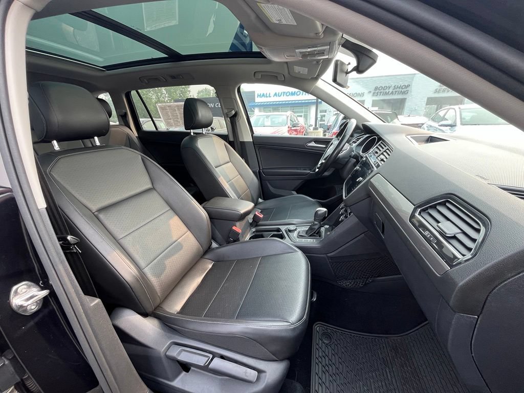 Used 2018 Volkswagen Tiguan SEL AWD/4WD image 12