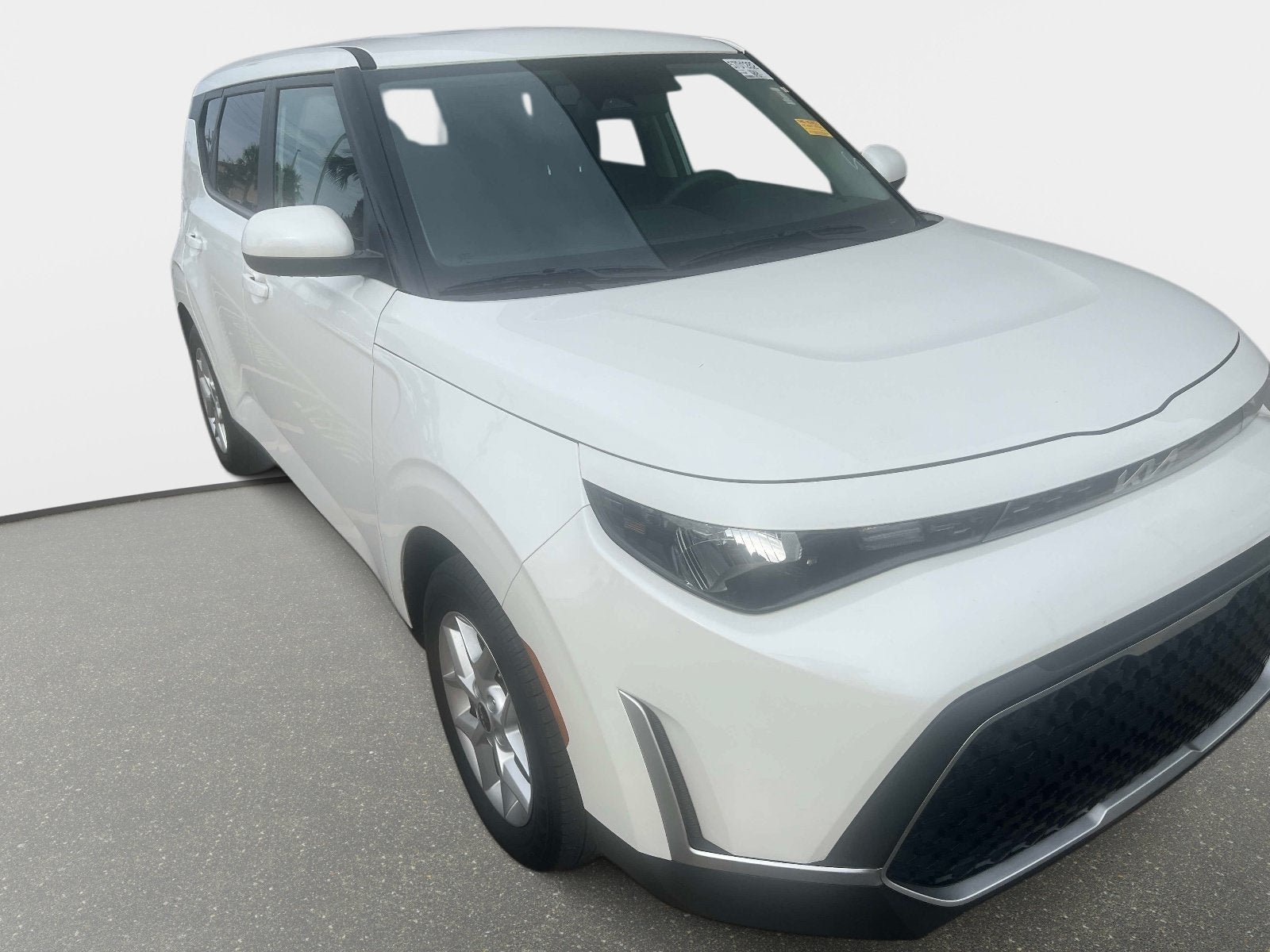 Certified 2025 Kia Soul LX w/ LX Technology Package FWD image 3