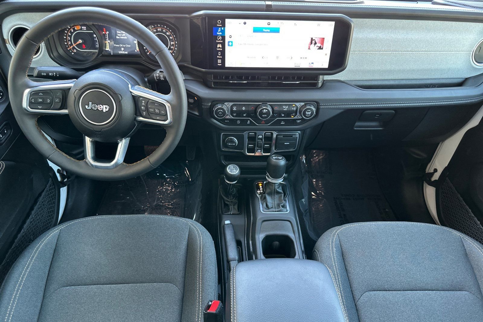 Used 2025 Jeep Wrangler Sahara image 13