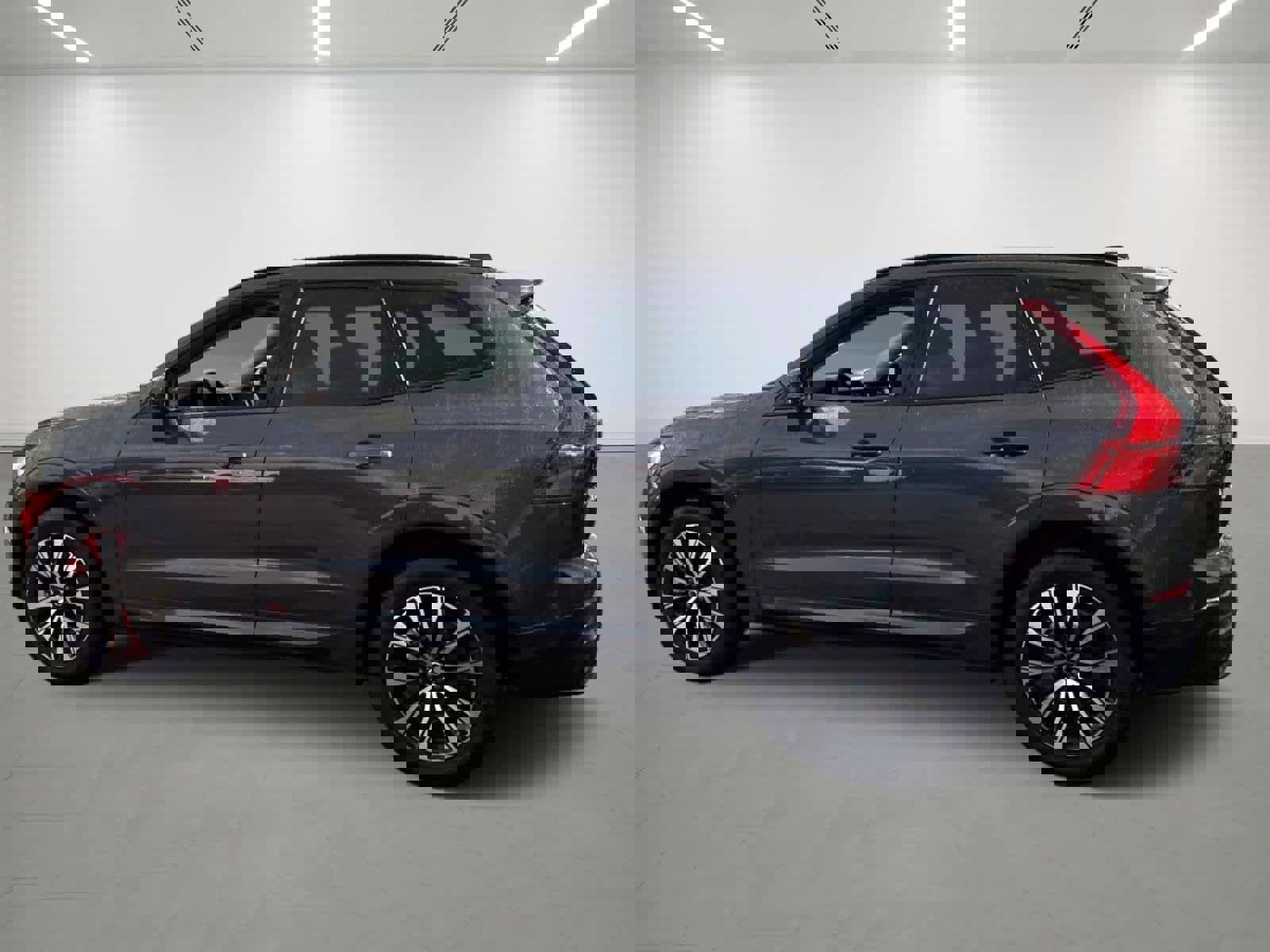 Used 2025 Volvo XC60 B5 Plus image 3