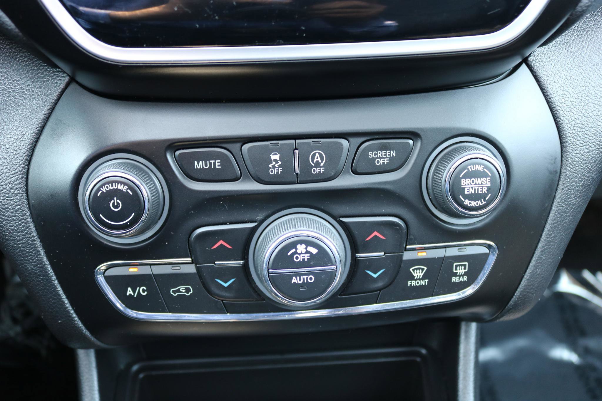 Used 2020 Jeep Cherokee Limited image 28