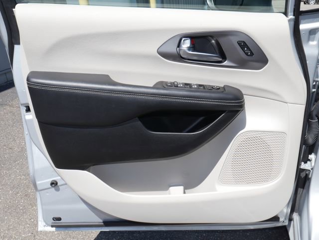 Used 2023 Chrysler Pacifica Touring-L w/ Uconnect Theater Family Group AWD/4WD image 12