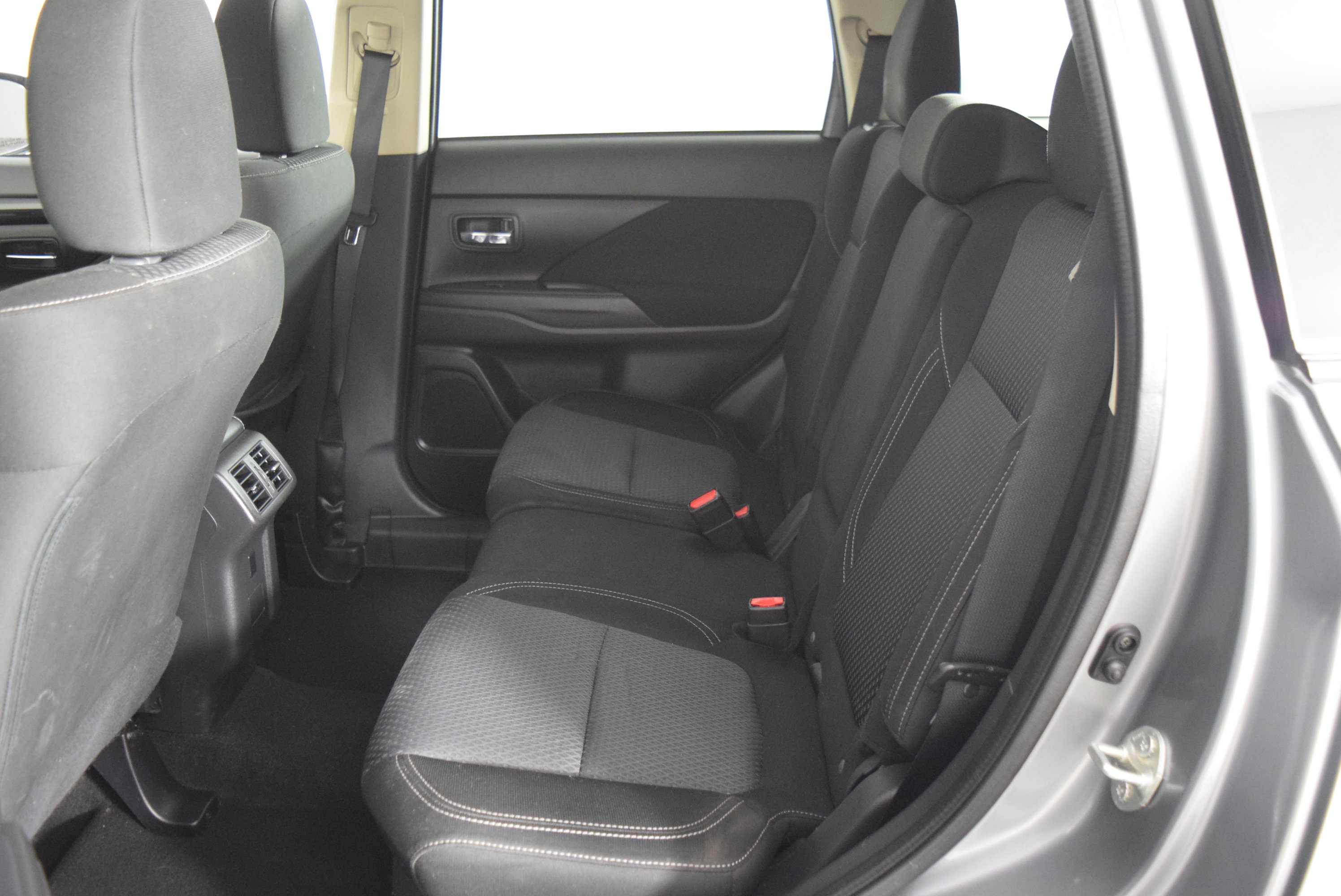 Used 2020 Mitsubishi Outlander ES image 29