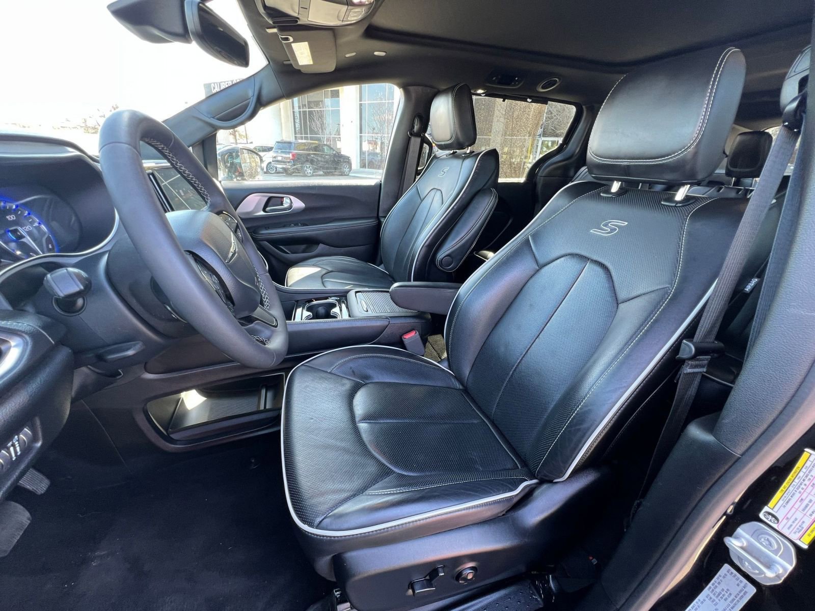 Used 2025 Chrysler Pacifica Limited image 38