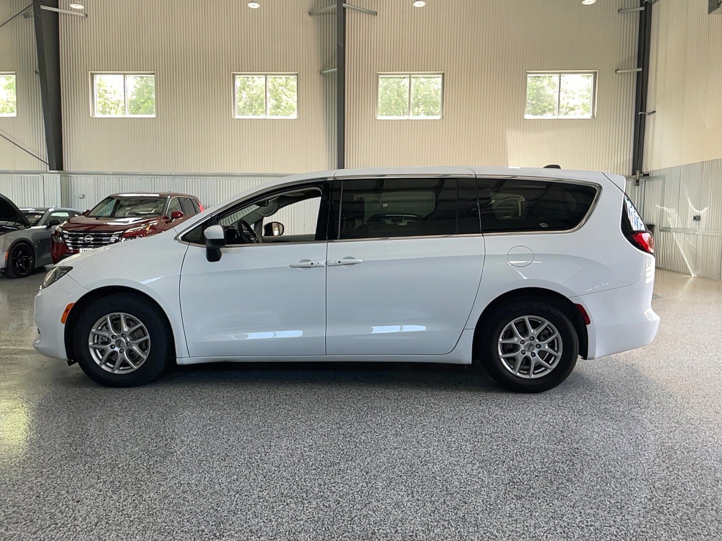 Used 2023 Chrysler Voyager LX FWD image 3